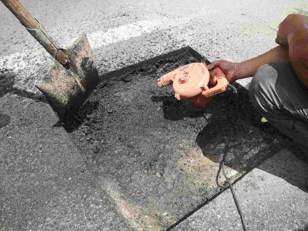 冷補(bǔ)料添加劑是確保道路修復(fù)質(zhì)量的關(guān)鍵